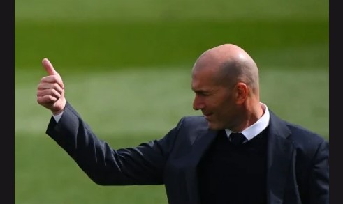 Zidane está livre no mercado e é um dos possíveis candidatos - (Foto: GABRIEL BOUYS / AFP) 