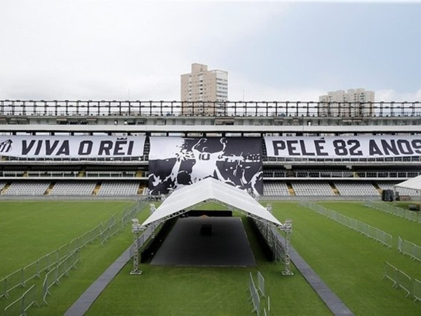 Corpo do Rei Pelé chega para velório no estádio da Vila Belmiro