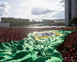 Bandeirão do Brasil usada em Teresina foi para posse a pedido de Janja