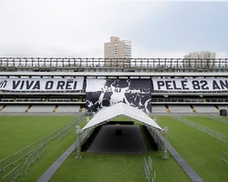 Corpo do Rei Pelé chega para velório no estádio da Vila Belmiro
