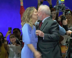 Lula beija Janja durante discurso em 'agradecimento às mulheres'; vídeo