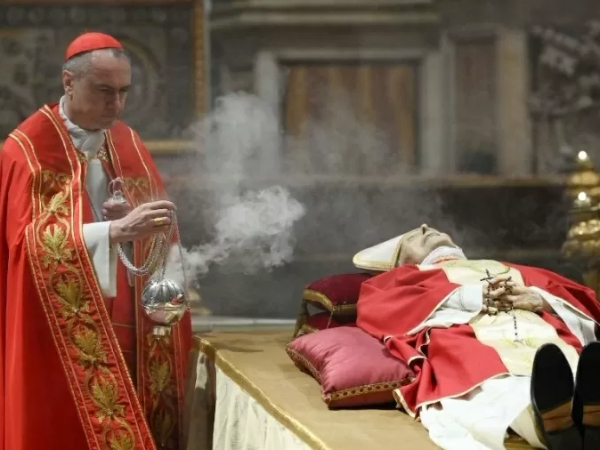 Velório de Bento 16 começa no Vaticano e segue até quinta-feira (5)