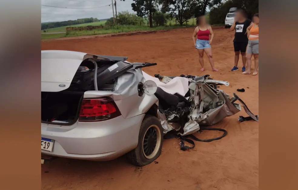 Gmeos morrem em acidente com coliso frontal entre carro e caminho