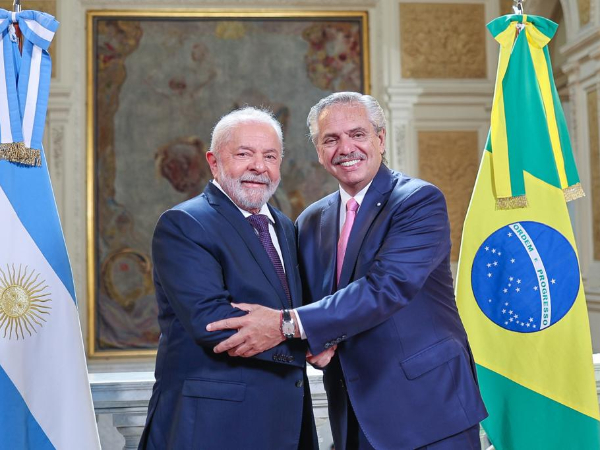Moeda comum entre Brasil e Argentina está sendo trabalhada, diz Lula