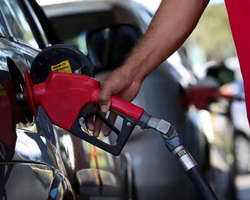 Preço da gasolina cai pela 2ª semana e volta a ficar abaixo de R$ 5
