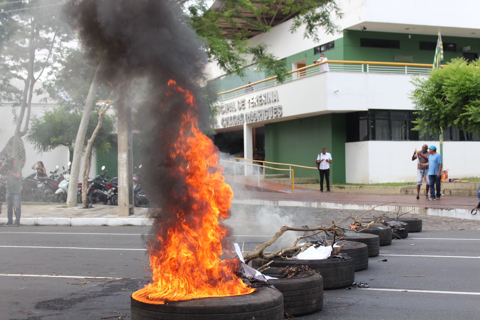 Motoristas e cobradores queimam pneus e interditam Avenida Marechal - Foto - Raíssa Morais