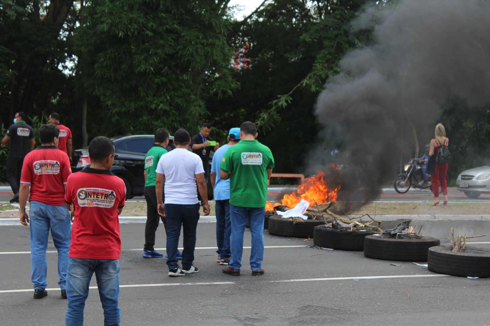 Motoristas e cobradores queimam pneus e interditam Avenida Marechal - Foto: Raíssa Morais
