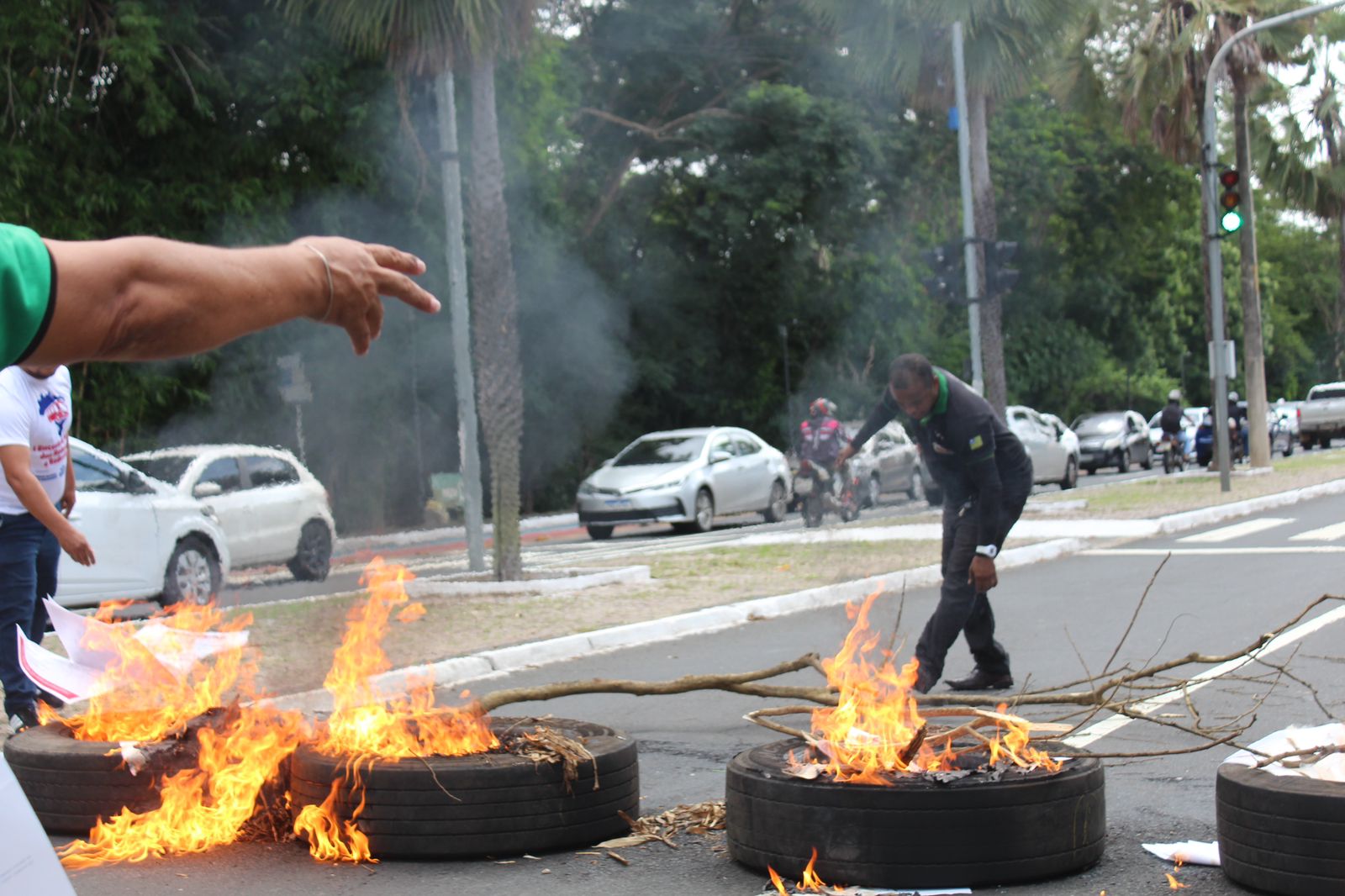 Motoristas e cobradores queimam pneus e interditam Avenida Marechal - Foto: Raíssa Morais