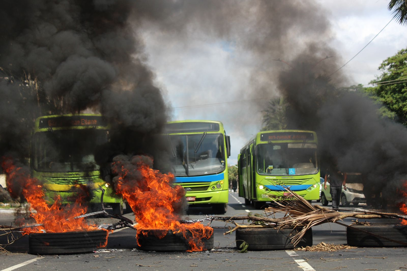  Trabalhadores do transporte público queimam pneus e interditam avenida Marechal Castelo Branco - Foto: Raíssa Morais 
