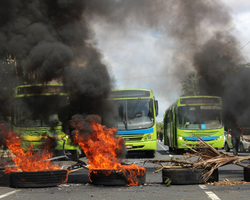 Motoristas e cobradores queimam pneus e interditam Avenida Marechal