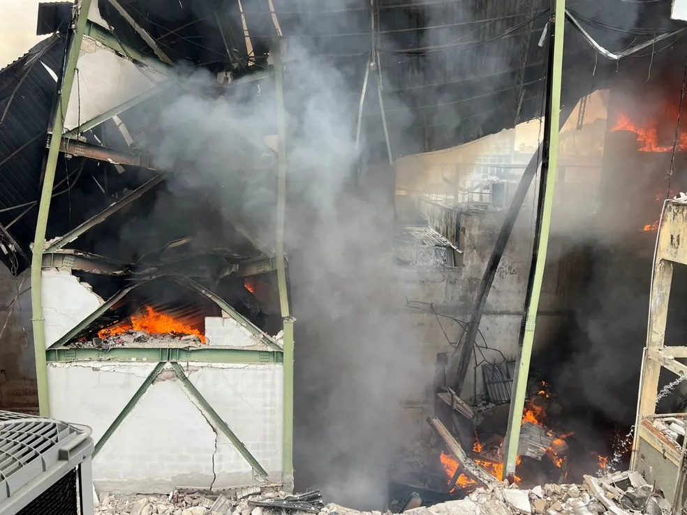 Incêndio atinge prédio comercial em Nova Iguaçu — Foto: Reprodução