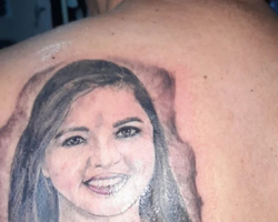 Mulher faz tatuagem com rosto da deputada estadual Teresa Britto