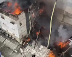 Prédio comercial onde funciona shopping pega fogo e desaba no Rio