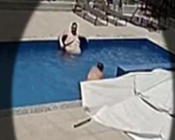 Mulher pega criança pelo pescoço e tenta afogá-la em piscina de condomínio
