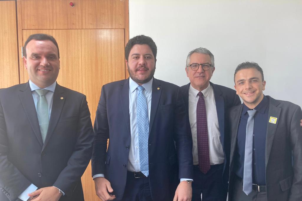 Os deputados Luciano Amaral, Jadyel e Aliel com o ministro Padilha: 10 espaços nacionais para o PV