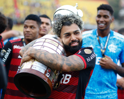 Jornal inglês coloca jogadores do Flamengo em lista de melhores do mundo