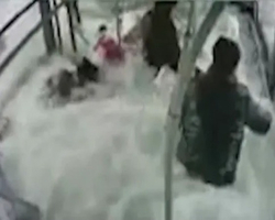 Passageiros se desesperam após ônibus cair em lago na Turquia; vídeo