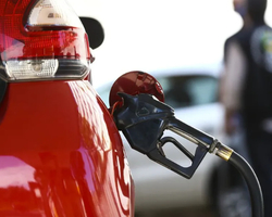 Preço da gasolina fica estável e diesel sobe 0,8% na semana, diz ANP