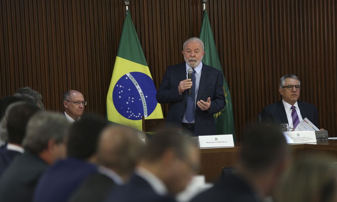 Lula se reúne com ministros e os 27 governadores em Brasília  ( foto: Agência Brasil) 
