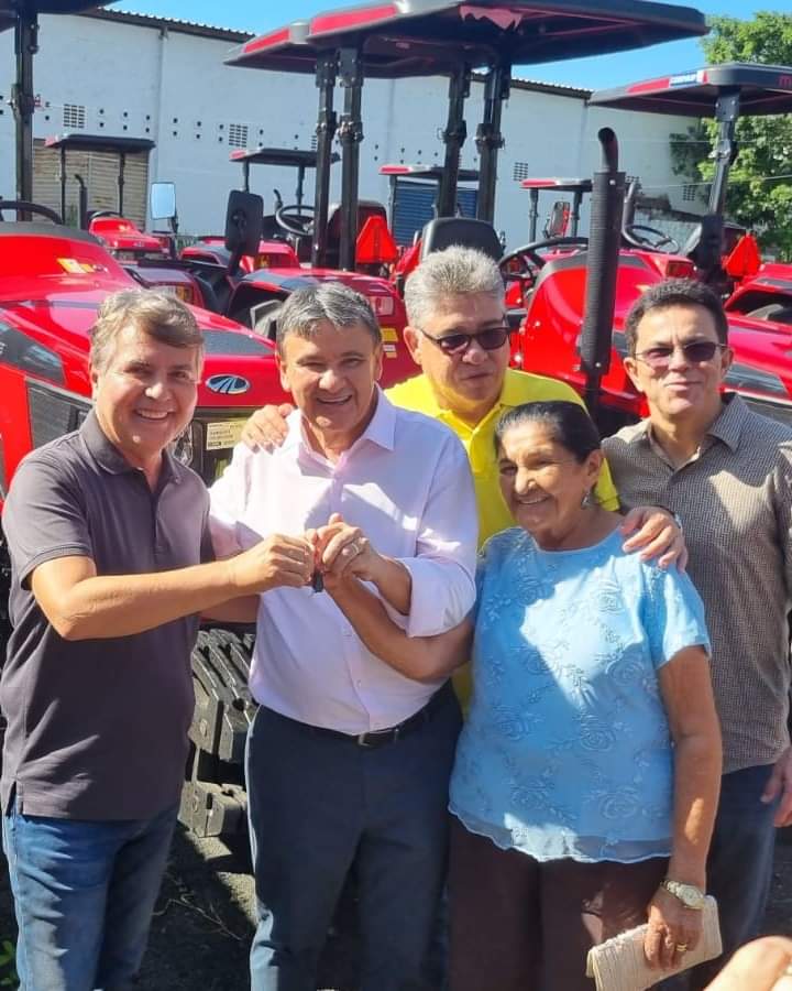 Prefeito João Luiz recebe máquina agrícola do Ministro Wellington Dias  - Imagem 1