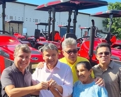 Prefeito João Luiz recebe máquina agrícola do Ministro Wellington Dias 