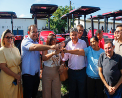 Wellington Dias entrega tratores e kit de irrigação a 19 municípios no PI