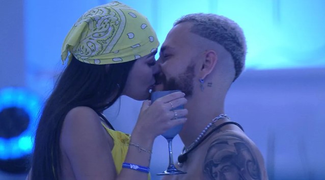 Os dois, Larissa e Fred se beijaram após ele preparar um drinque para ela - reprodução Globo
