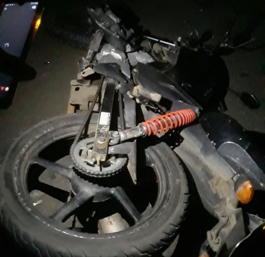 Homem morre ao colidir motocicleta em carreta em Lagoinha do Piauí - Imagem: Reprodução/Canal 121