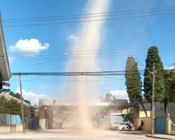 Fenômeno conhecido como ‘Demônio de poeira’ chama atenção no Paraná