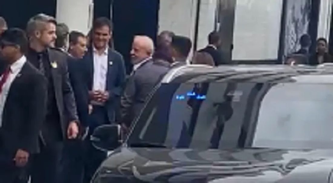 Lula na chegada à Vila Belmiro para o velório de Pelé — Foto: Reprodução 