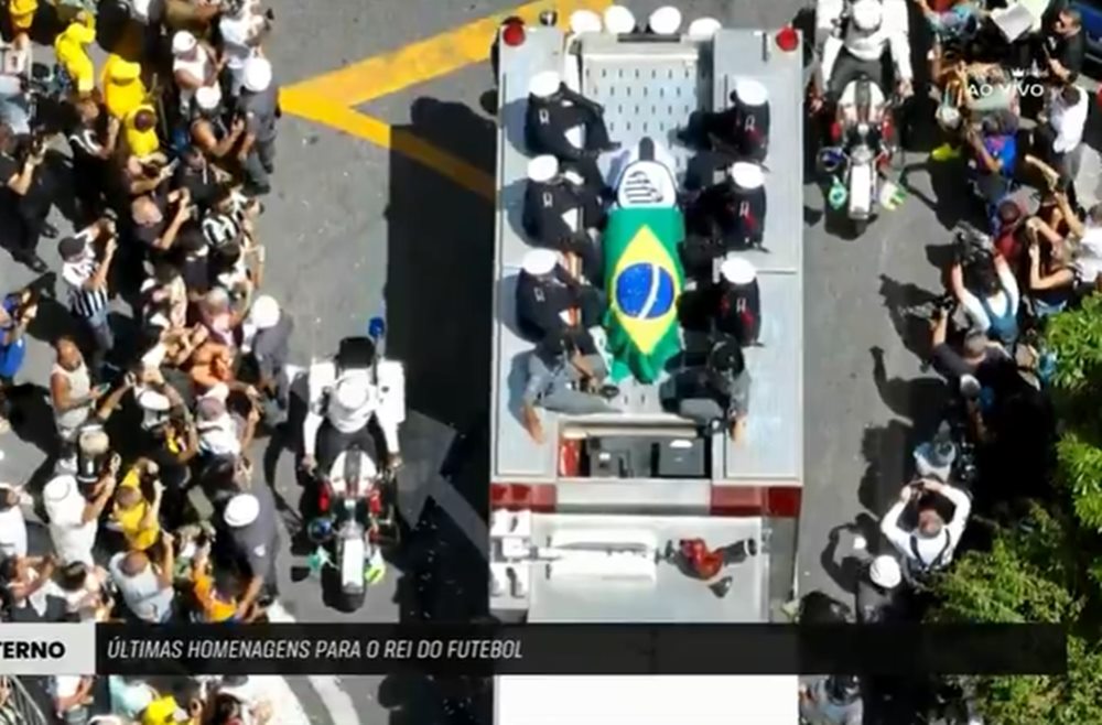 Caixão de Pelé deixa a Vila Belmiro e segue em cortejo até o cemitério - Imagem: Reprodução