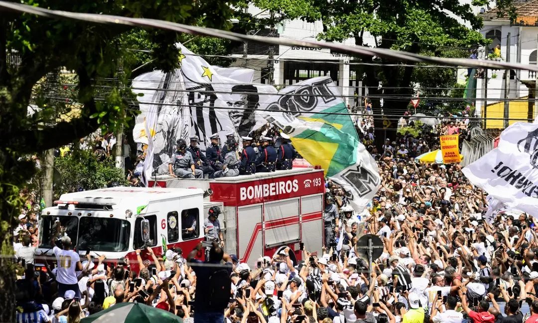 Cortejo com o caixão do Rei Pelé pelas ruas de Santos atrai multidão (Foto: Marcos Ribolli) 