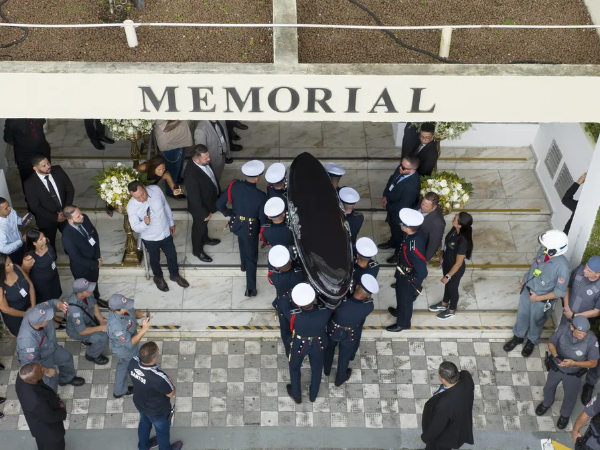 Corpo de Pelé é sepultado em cerimônia reservada para família e amigos