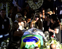 Após velório de 24h, corpo de Pelé será sepultado nesta terça-feira, 3