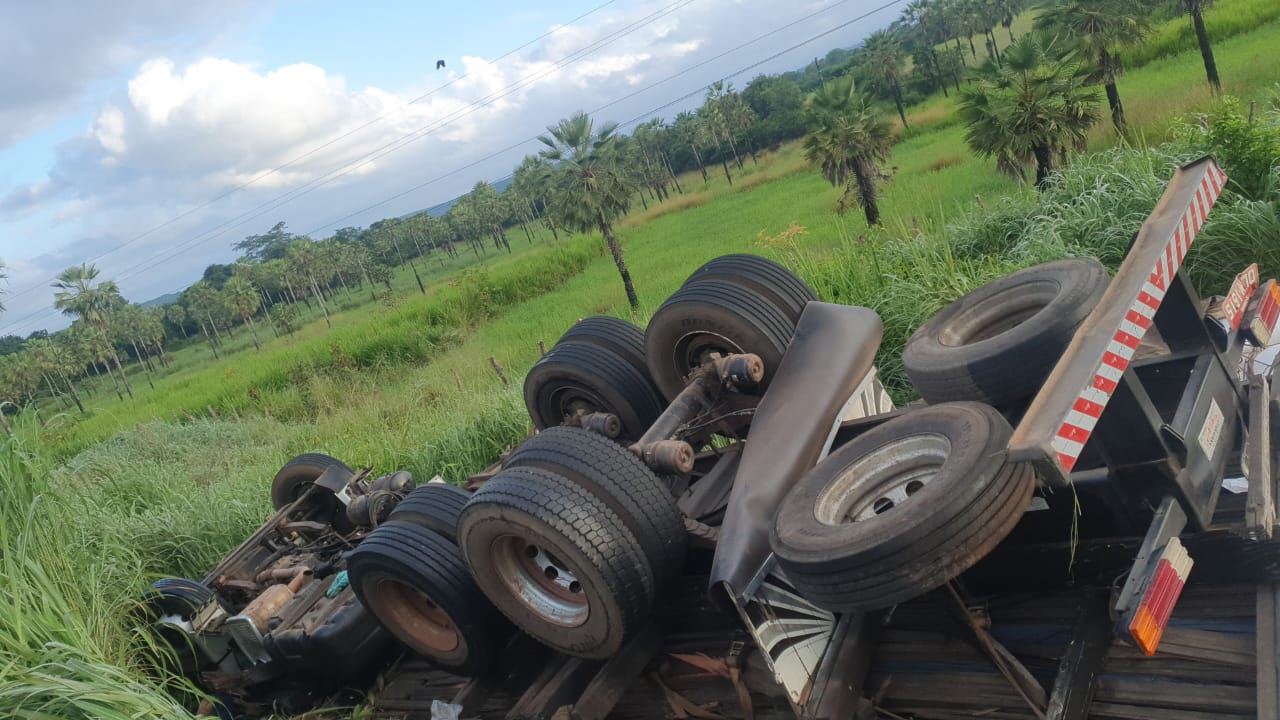 Motorista morre após caminhão capotar na BR 316 em Passagem Franca-PI - Imagem: Reprodução/WhatsApp