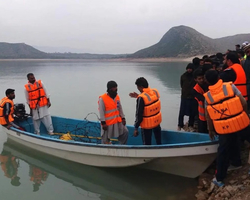 Barco vira e mata pelo menos 10 crianças no Paquistão