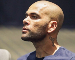Daniel Alves joga futebol na prisão e aguarda recurso por liberdade