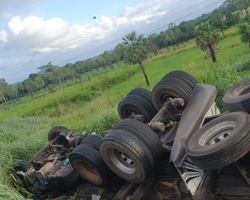 Motorista morre após caminhão capotar na BR 316 em Passagem Franca-PI