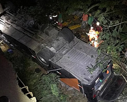 Ônibus com time de futebol cai de ponte deixa 5 mortos e 28 feridos no MG