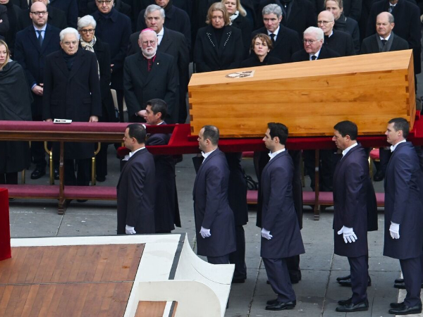 Papa Francisco inicia missa do funeral de Bento XVI 