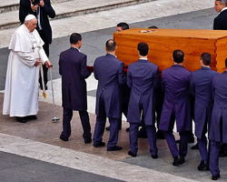 Papa Bento XVI é enterrado após cerimônia com 50 mil pessoas
