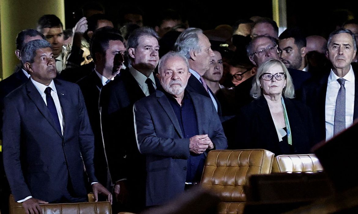 Lula, governadores e outras autoridades atravessam a Praça dos Três Poderes e vão ao STF Foto: Reuters/Ueslei Marcelino