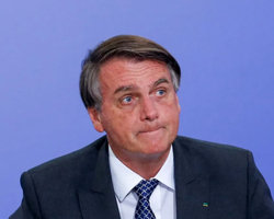 Bolsonaro é internado com “fortes dores abdominais” nos EUA, diz colunista