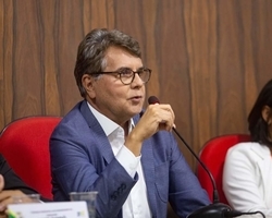 Prefeito João Luiz anuncia reajuste para professores acima do piso 