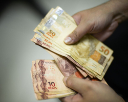 Governo prevê mínimo  de R$ 1.320; isenção do IR sobe para R$ 2.640