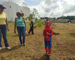 Em bailinho de Carnaval, crianças plantam primeiro bosque do Parque Brasil
