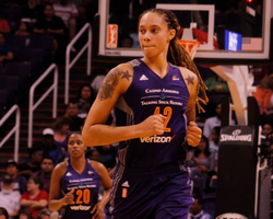 Após prisão na Rússia, Brittney Griner assina retorno para a WNBA