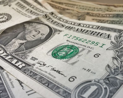 Dólar cai abaixo de R$ 5. É hora de comprar? Vai recuar mais? Veja dicas