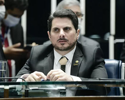 Marcos do Val renuncia e diz que Bolsonaro tentou coagi-lo a dar um golpe
