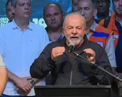 SP: Lula prega união e fala em construir casas para famílias atingidas